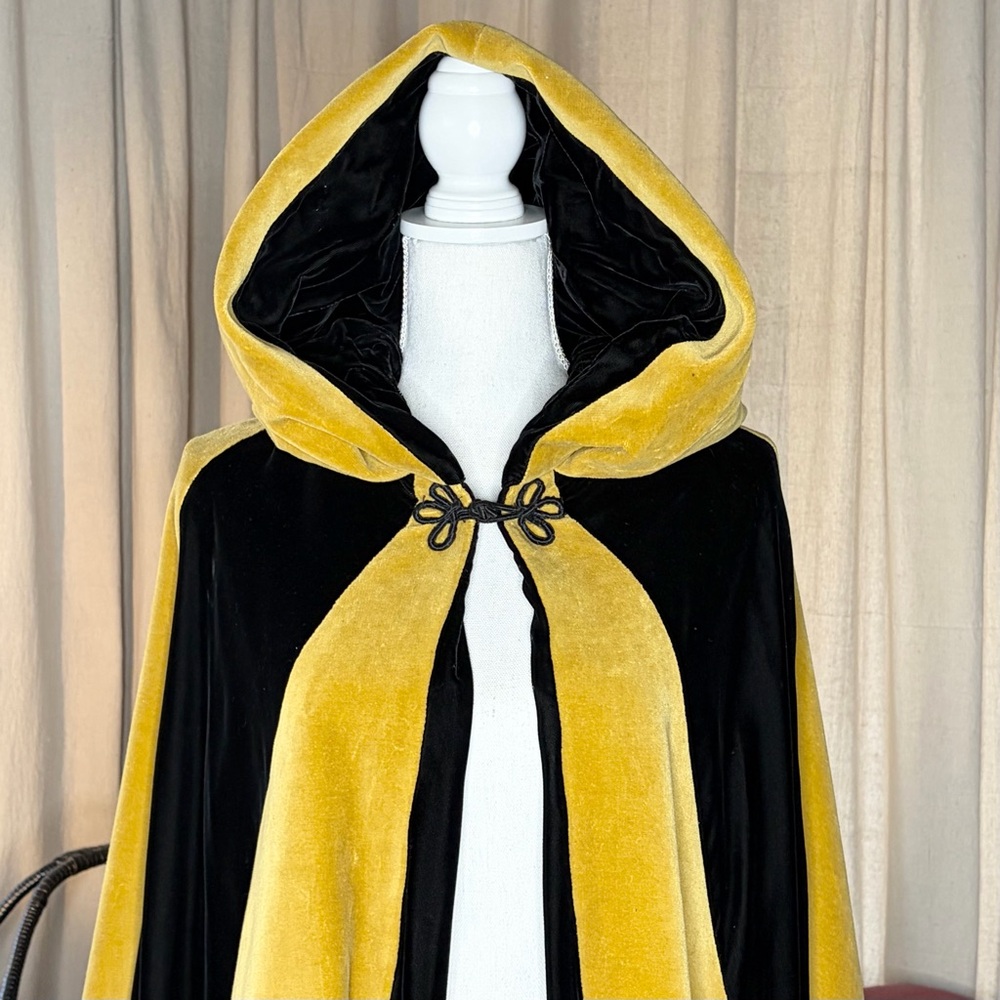 60s Velvet Hooded Cape - Picture 6 of 12